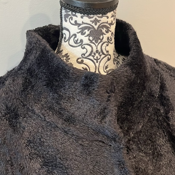 Black sweater/jacket - Picture 2 of 3